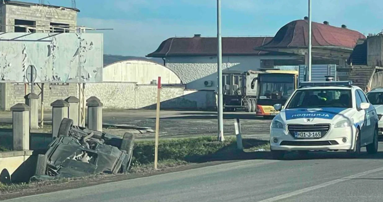 Saobraćajna nesreća, Prijedor, kanal, automobil na krovu, policijska patrola, MUP RS/Viber