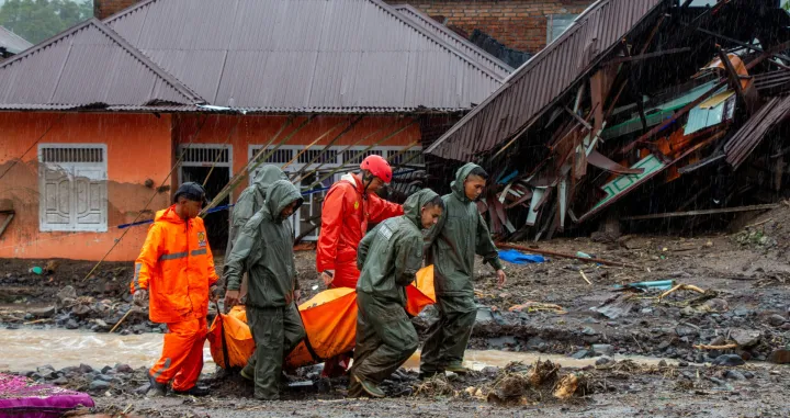 Rescuers carry a body bag of a victim recovered from an area hit by deadly flash floods following heavy rains in Malalak, Agam regency, West Sumatra province, Indonesia, November 28, 2025. REUTERS/Stringer/Stringer