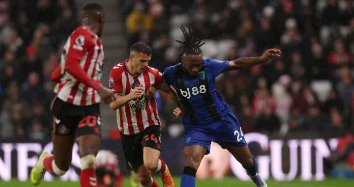 Soccer Football - Premier League - Sunderland v AFC Bournemouth - Stadium of Light, Sunderland, Britain - November 29, 2025 Sunderland's Granit Xhaka in action with AFC Bournemouth's Antoine Semenyo Action Images via Reuters/Lee Smith EDITORIAL USE ONLY. NO USE WITH UNAUTHORIZED AUDIO, VIDEO, DATA, FIXTURE LISTS, CLUB/LEAGUE LOGOS OR 'LIVE' SERVICES. ONLINE IN-MATCH USE LIMITED TO 120 IMAGES, NO VIDEO EMULATION. NO USE IN BETTING, GAMES OR SINGLE CLUB/LEAGUE/PLAYER PUBLICATIONS. PLEASE CONTACT YOUR ACCOUNT REPRESENTATIVE FOR FURTHER DETAILS../Foto: Lee Smith