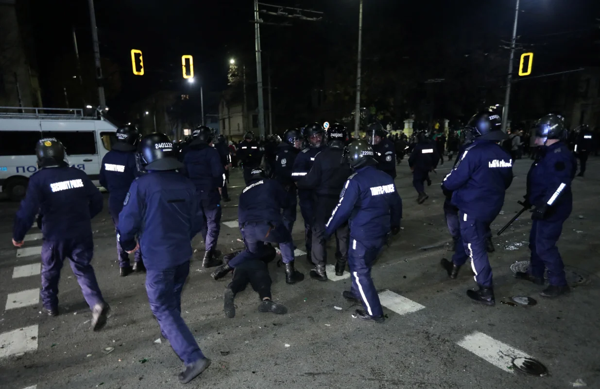 Police detain a protester following scuffles during a demonstration organised by Bulgaria's opposition PP-DB coalition against the proposed financial framework of the country's budget, Sofia, Bulgaria, December 1, 2025. REUTERS/Dimitar Kyosemarliev/Dimitar Kyosemarliev