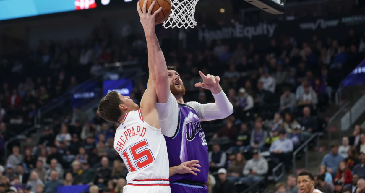 Dec 1, 2025; Salt Lake City, Utah, USA; Utah Jazz center Jusuf Nurkic (30) is fouled by Houston Rockets guard Reed Sheppard (15) while shooting during the first quarter at Delta Center. Mandatory Credit: Chris Nicoll-Imagn Images/Foto: Chris Nicoll