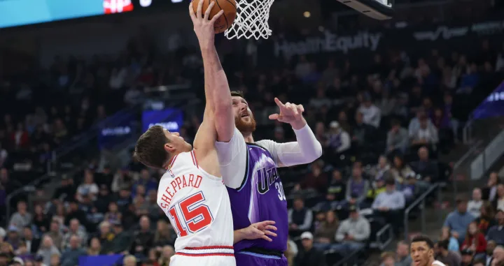 Dec 1, 2025; Salt Lake City, Utah, USA; Utah Jazz center Jusuf Nurkic (30) is fouled by Houston Rockets guard Reed Sheppard (15) while shooting during the first quarter at Delta Center. Mandatory Credit: Chris Nicoll-Imagn Images/Foto: Chris Nicoll