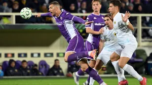 Soccer Football - UEFA Conference League - Fiorentina v AEK Athens - Stadio Artemio Franchi, Florence, Italy - November 27, 2025 Fiorentina's Edin Dzeko in action with AEK Athens' Filipe Relvas REUTERS/Alberto Lingria/Foto: Alberto Lingria