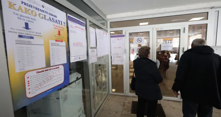 Prijevremeni izbori za predsjednika Republike Srpske. Istočno Sarajevo - Lukavica glasanje/Senad Gubelić