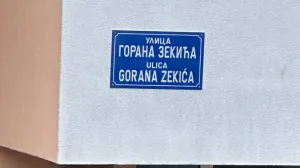 Tabla sa imenom Gorana Zekića u Srebrenici/Alija Tabaković