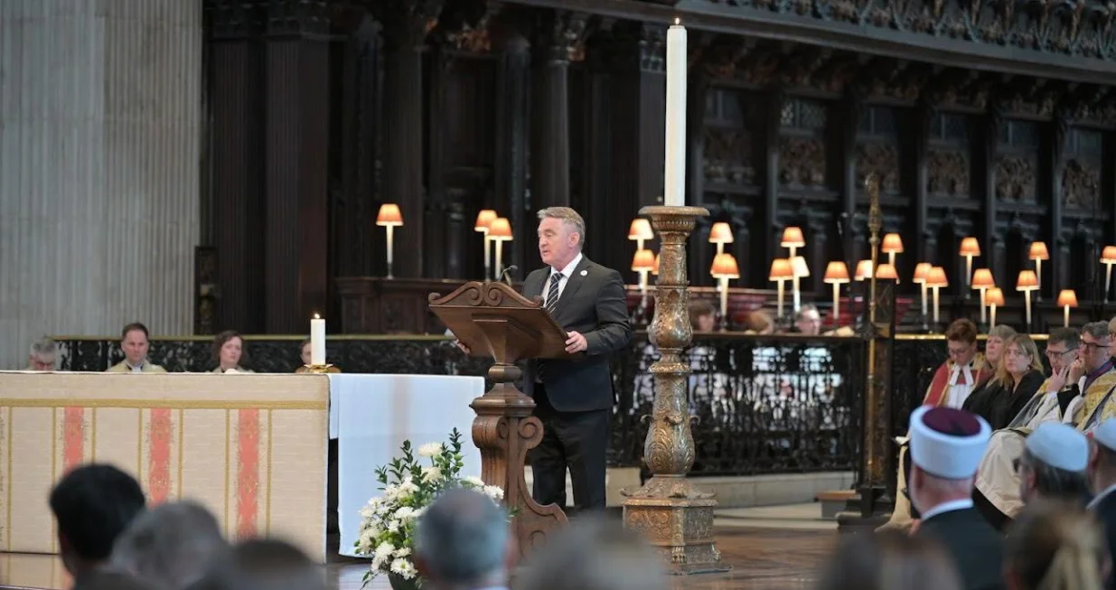 Član Predsjedni&scaron;tva BiH Željko Kom&scaron;ić prisustvovao je komemoraciji povodom Nacionalnog dana sjećanja Ujedinjenog Kraljevstva Velike Britanije i Sjeverne Irske na genocid u Srebrenici, u Katedrali Sv. Pavla u Londonu, na poziv organizacije Remembering Srebrenica UK i Vlade UK//