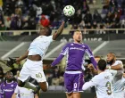 Soccer Football - UEFA Conference League - Fiorentina v AEK Athens - Stadio Artemio Franchi, Florence, Italy - November 27, 2025 AEK Athens' Zini in action with Fiorentina's Edin Dzeko REUTERS/Alberto Lingria/Foto: Alberto Lingria