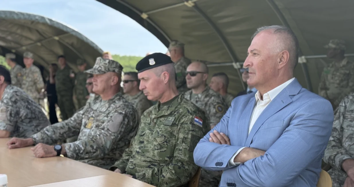 Ministar odbrane Bosne i Hercegovine Zukan Helez, zajedno s generalima OS BiH Tomom Kolendom, Mirzetom Lubenovićem i Zdravkom Rezom, prisustvovao je 4. juna 2025. godine Danu visokih zvanica u okviru međunarodne vojne vježbe "IMMEDIATE RESPONSE 25", koja se provodi na vi&scaron;e lokacija u Republici Hrvatskoj u kojoj učestvuju i pripadnici OSBiH//
