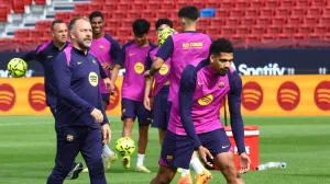 Soccer Football - FC Barcelona Training - Spotify Camp Nou, Barcelona, Spain - November 7, 2025 FC Barcelona coach Hansi Flick and Ronald Araujo during training after the reopening of Spotify Camp Nou REUTERS/Albert Gea/Foto: Albert Gea