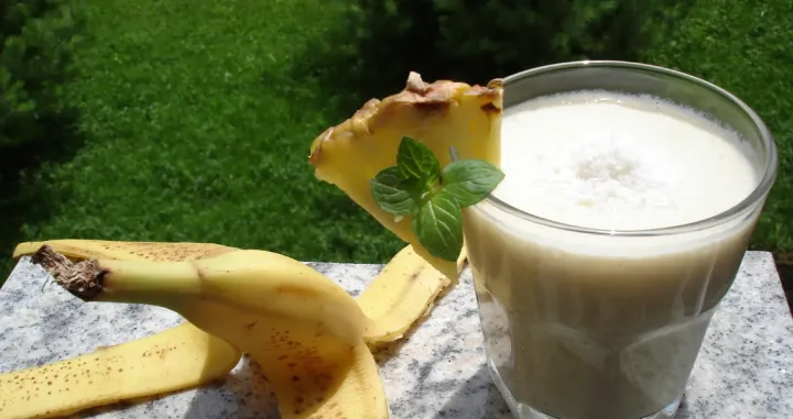 Napitak od ananasa, banane i meda//