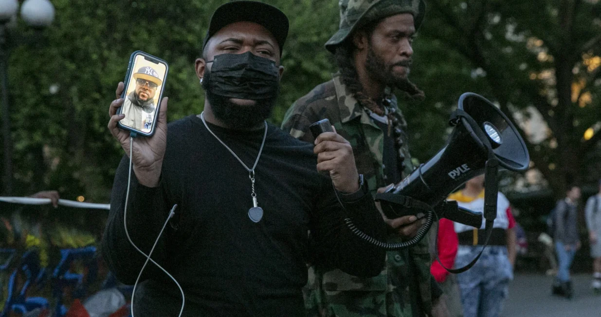 epa09976101 The crowd chants along with Philonise Floyd, the brother of George Floyd, who is visible on a facetime call, during a rally in remembrance of George Floyd's death at Union Square in New York, New York, USA, 25 May 2022. EPA/SARAH YENESEL/Sarah Yenesel