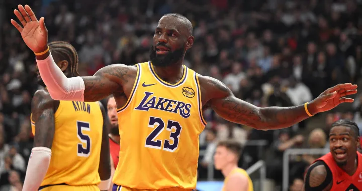 Dec 4, 2025; Toronto, Ontario, CAN; Los Angeles Lakers forward LeBron James (23) reacts after losing the ball against the Toronto Raptors in the first half at Scotiabank Arena. Mandatory Credit: Dan Hamilton-Imagn Images/Foto: Dan Hamilton