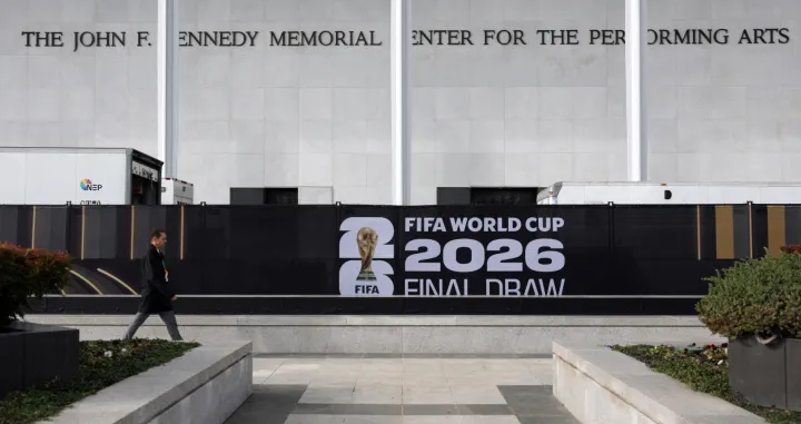 Soccer Football - FIFA World Cup 2026 - Washington D.C., District of Columbia, U.S. - December 4, 2025 General view outside the John F. Kennedy Memorial Center for the Performing Arts ahead of the draw REUTERS/Jeenah Moon/Foto: Jeenah Moon