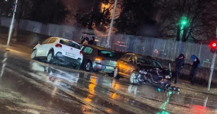 Sudar vi&scaron;e vozila/Dru&scaron;tvene mreže//