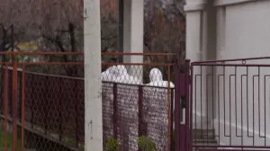 Istražitelji ispred kuće/RINA//