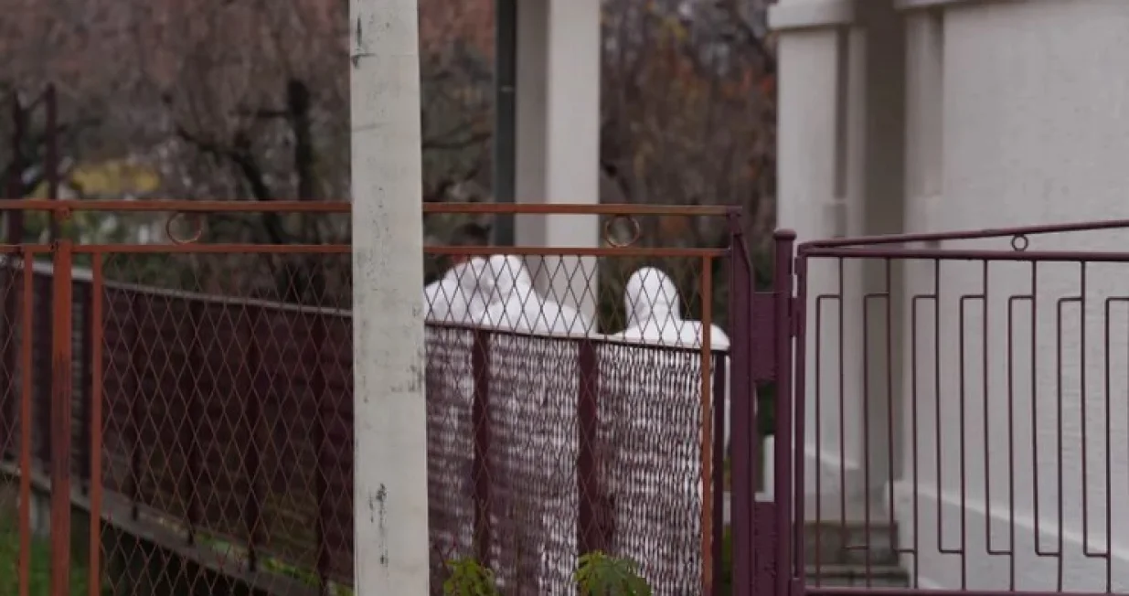 Istražitelji ispred kuće/RINA//