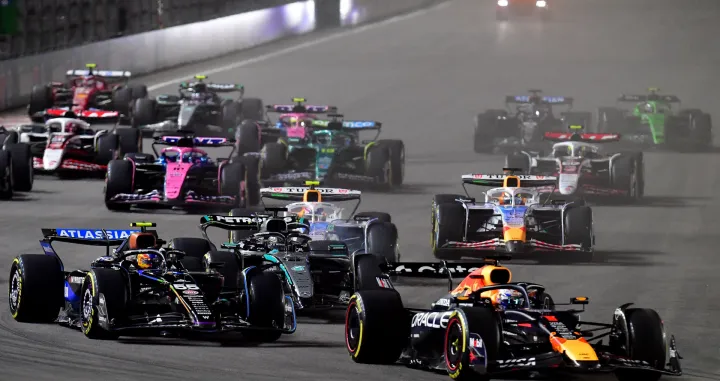 Nov 21, 2025; Las Vegas, NV, USA; Red Bull Racing driver Max Verstappen (1) leads Williams driver Carlos Sainz (55) and the rest of the field during the opening laps of the Las Vegas Grand Prix at Las Vegas Strip Circuit. Mandatory Credit: Gary A. Vasquez-Imagn Images/Foto: Gary A. Vasquez