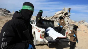 Palestinian Hamas and Islamic Jihad militants recover a body at a site as Hamas says it continues to search for the bodies of deceased hostages, in Beit Lahiya in the northern Gaza Strip December 3, 2025. REUTERS/Stringer  TPX IMAGES OF THE DAY/Stringer