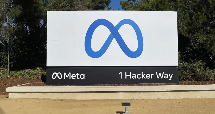 epa09553140 Facebook rebrands their billboard sign featuring a new logo and name 'Meta' in front of Facebook headquarters in Menlo Park, California, USA, 29 October 2021. EPA/JOHN G. MABANGLO/John G. Mabanglo