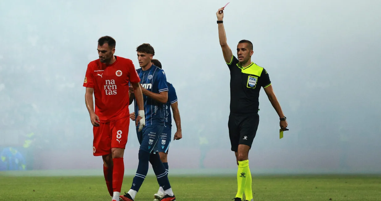 Milo&scaron; Gigović pokazuje crveni karton Anti Hrkaću/Foto: 