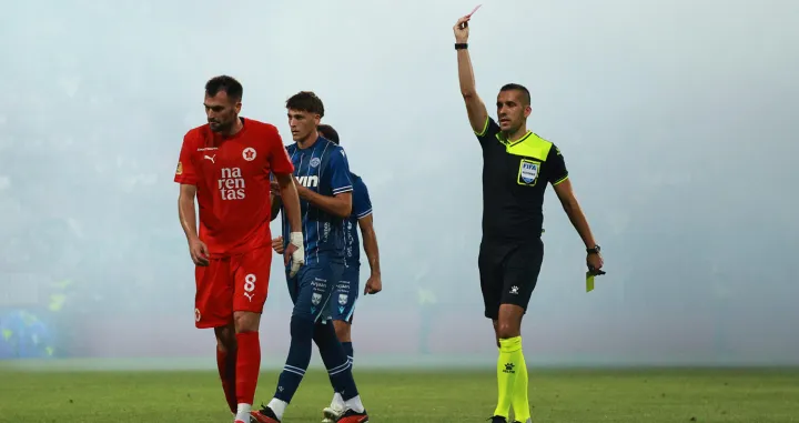 Miloš Gigović pokazuje crveni karton Anti Hrkaću/Foto: 