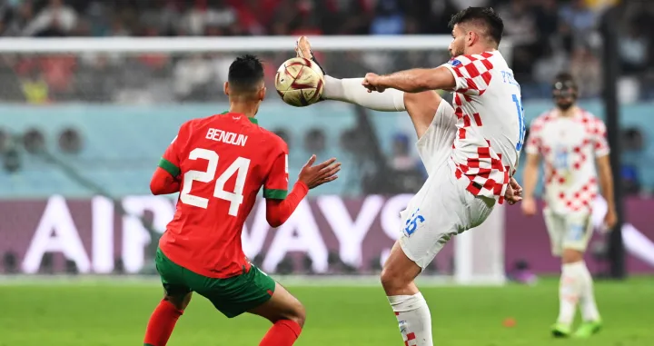 epa10370388 Bruno Petkovic of Croatia (R) in action against Badr Benoun (L) of Morocco during the FIFA World Cup 2022 third place soccer match between Croatia and Morocco at Khalifa International Stadium in Doha, Qatar, 17 December 2022. EPA/Georgi Licovski/Foto: Georgi Licovski