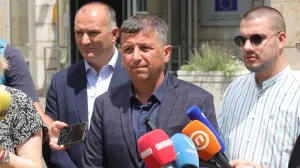 Lider Liste za pravdu i red Nebojša Vukanović pres ispred zgrade Delegacije Evropske unije u Bosni i Hercegovini/Foto: Senad Gubelić