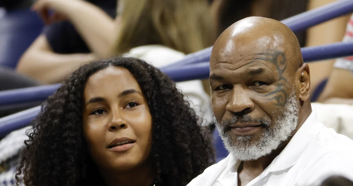 epa10156275 US boxer Mike Tyson (R) and daughter Milan Tyson (L) take in the third round match beteween Serena Williams of the USA and Ajla Tomljanovic of Australia during the US Open Tennis Championships at the USTA National Tennis Center in Flushing Meadows, New York, USA, 02 September 2022. The US Open runs from 29 August through 11 September. EPA/JASON SZENES/Foto: Jason Szenes