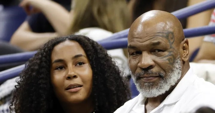 epa10156275 US boxer Mike Tyson (R) and daughter Milan Tyson (L) take in the third round match beteween Serena Williams of the USA and Ajla Tomljanovic of Australia during the US Open Tennis Championships at the USTA National Tennis Center in Flushing Meadows, New York, USA, 02 September 2022. The US Open runs from 29 August through 11 September. EPA/JASON SZENES/Foto: Jason Szenes