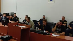 panteri u sudnici sa advokatima/Detektor