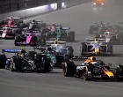 Nov 21, 2025; Las Vegas, NV, USA; Red Bull Racing driver Max Verstappen (1) leads Williams driver Carlos Sainz (55) and the rest of the field during the opening laps of the Las Vegas Grand Prix at Las Vegas Strip Circuit. Mandatory Credit: Gary A. Vasquez-Imagn Images/Foto: Gary A. Vasquez