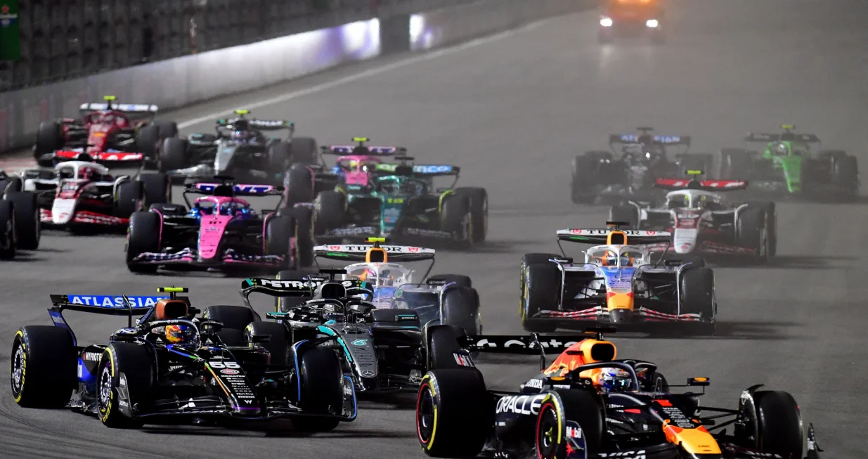 Nov 21, 2025; Las Vegas, NV, USA; Red Bull Racing driver Max Verstappen (1) leads Williams driver Carlos Sainz (55) and the rest of the field during the opening laps of the Las Vegas Grand Prix at Las Vegas Strip Circuit. Mandatory Credit: Gary A. Vasquez-Imagn Images/Foto: Gary A. Vasquez