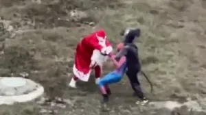 Djed Mraz, Spider-Man, miš, tuča, snimak, Rusija/Prtsc