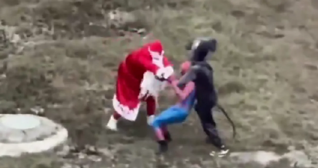 Djed Mraz, Spider-Man, miš, tuča, snimak, Rusija/Prtsc