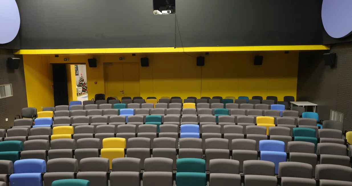 Luka Vlaho voditelj kvartovsko kino Grbavica/Senad Gubelić