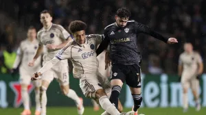 Soccer Football - UEFA Champions League - Qarabag v Ajax Amsterdam - Tofiq Bahramov Republican Stadium, Baku, Azerbaijan - December 10, 2025 Ajax Amsterdam's Aaron Bouwman in action with Qarabag's Nariman Akhundzade REUTERS/Aziz Karimov/Foto: Aziz Karimov