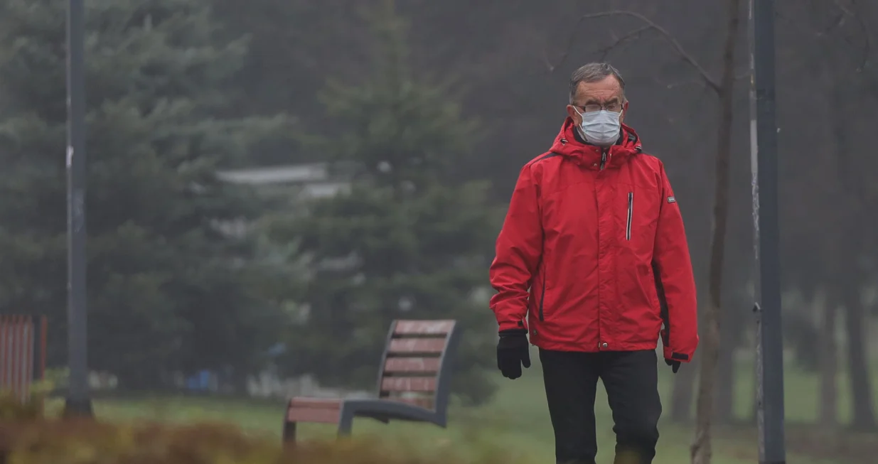 otoka zima zagađenje maska mjerna stanica zagađenosti zraka dalekovod automobili/Senad Gubelić