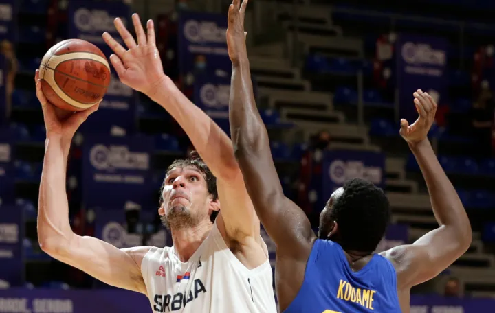 epa09314285 Serbia's Boban Marjanovic (L) in action against Philippines' Kakou Ange Franck Williams Kouame (R) during the Men's Olympic Qualifying Tournament basketball game between Serbia and Philippines, in Belgrade, Serbia, 30 June 2021. EPA/ANDREJ CUKIC/Foto: Andrej Cukic