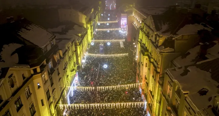 Desetine hiljada ljudi pred Vječnom vatrom u Sarajevu uz pjesme regionalne muzičke zvijezde Severine Vučković, kojoj se u ponoć na bini pridružio i gradonačelnik Predrag Puharić, u odličnoj atmosferi dočekalo je Novu godinu. Severina je Sarajlije i goste u 2025. godinu uvela s pjesmom "Sarajevo ljubavi moja"/Samir Jordamović