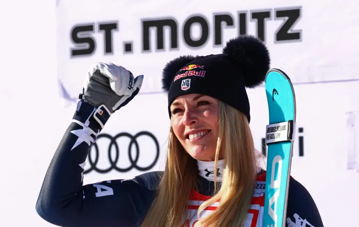 Alpine Skiing - FIS Alpine Ski World Cup - Women's Downhill - St. Moritz, Switzerland - December 12, 2025 Lindsey Vonn of the U.S. celebrates on the podium after winning the Women's Downhill REUTERS/Denis Balibouse/Foto: Denis Balibouse
