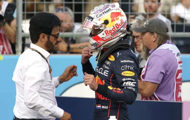 epa10259853 Emirati Mohammed Bin Sulayem (L), President of FIA, speaks with Dutch Formula One driver Max Verstappen (R) of Red Bull Racing following qualifying for the Formula One Grand Prix of the US at the Circuit of The Americas in Austin, Texas, USA, 22 October 2022. The Formula One Grand Prix of the USA takes place on 23 October 2022. EPA/GREG NASH/Foto: Greg Nash