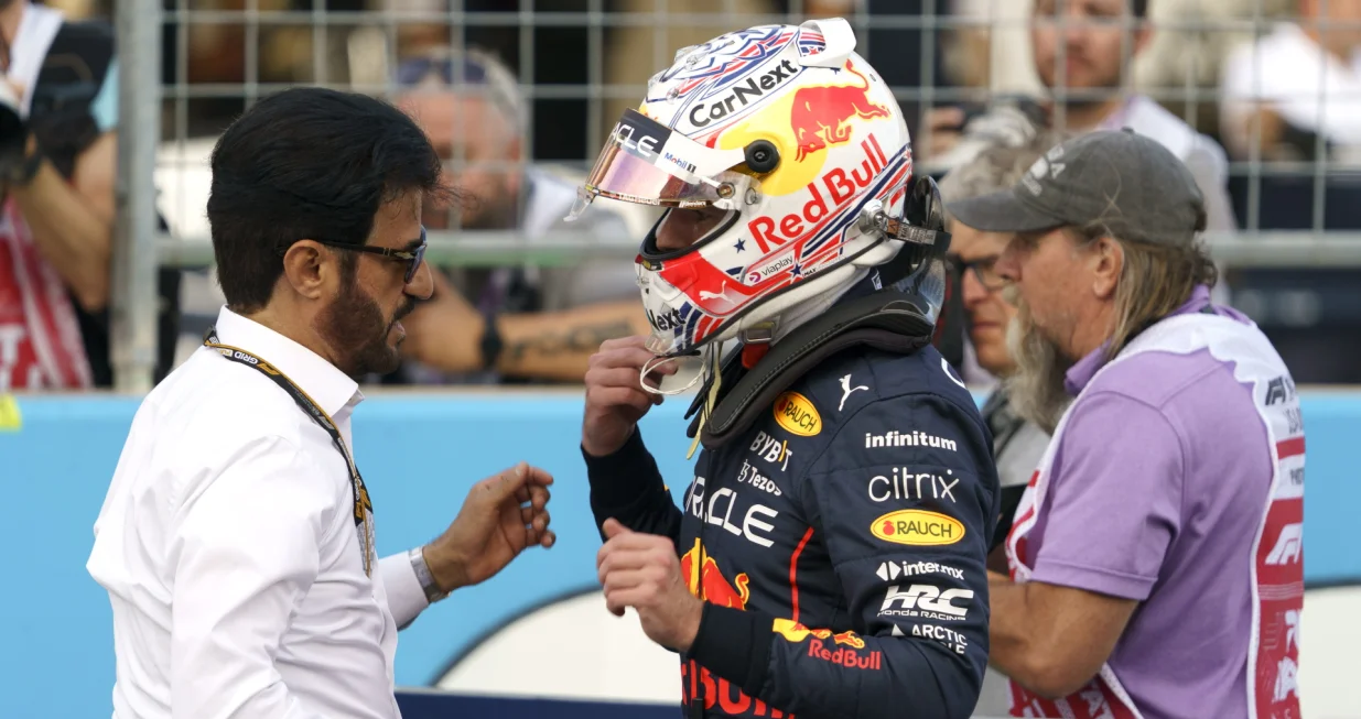 epa10259853 Emirati Mohammed Bin Sulayem (L), President of FIA, speaks with Dutch Formula One driver Max Verstappen (R) of Red Bull Racing following qualifying for the Formula One Grand Prix of the US at the Circuit of The Americas in Austin, Texas, USA, 22 October 2022. The Formula One Grand Prix of the USA takes place on 23 October 2022. EPA/GREG NASH/Foto: Greg Nash