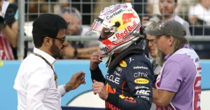 epa10259853 Emirati Mohammed Bin Sulayem (L), President of FIA, speaks with Dutch Formula One driver Max Verstappen (R) of Red Bull Racing following qualifying for the Formula One Grand Prix of the US at the Circuit of The Americas in Austin, Texas, USA, 22 October 2022. The Formula One Grand Prix of the USA takes place on 23 October 2022. EPA/GREG NASH/Foto: Greg Nash