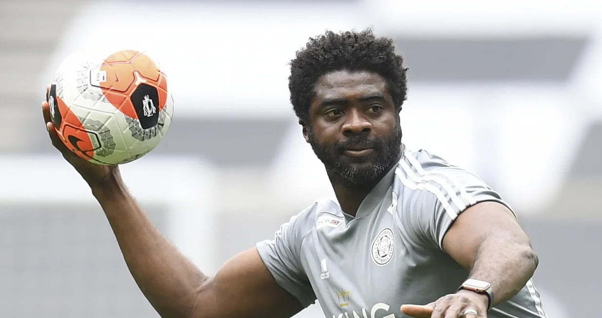epa08554879 Leicester City's first team coach Kolo Toure warms up the players ahead of the English Premier League match between Tottenham Hotspur and Leicester City in London, Britain, 19 July 2020. EPA/Michael Regan/NMC/Pool EDITORIAL USE ONLY. No use with unauthorized audio, video, data, fixture lists, club/league logos or 'live' services. Online in-match use limited to 120 images, no video emulation. No use in betting, games or single club/league/player publications./Foto: Michael Regan/nmc/pool