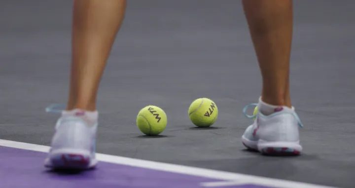 epa10293140 Tennis balls sit at the feet of Caroline Garcia of France as she waits for Aryna Sabalenka of Belarus to return from the locker room during a break in the match in the WTA Finals held at Dickies Arena in Fort Worth, Texas, USA, 07 November 2022. The WTA Finals runs through 08 November 2022. EPA/CJ GUNTHER/Foto: Cj Gunther