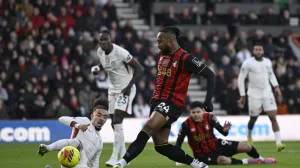 Soccer Football - Premier League - AFC Bournemouth v Chelsea - Vitality Stadium, Bournemouth, Britain - December 6, 2025 AFC Bournemouth's Antoine Semenyo scores their first goal REUTERS/Tony O Brien EDITORIAL USE ONLY. NO USE WITH UNAUTHORIZED AUDIO, VIDEO, DATA, FIXTURE LISTS, CLUB/LEAGUE LOGOS OR 'LIVE' SERVICES. ONLINE IN-MATCH USE LIMITED TO 120 IMAGES, NO VIDEO EMULATION. NO USE IN BETTING, GAMES OR SINGLE CLUB/LEAGUE/PLAYER PUBLICATIONS. PLEASE CONTACT YOUR ACCOUNT REPRESENTATIVE FOR FURTHER DETAILS../Foto: Tony O Brien