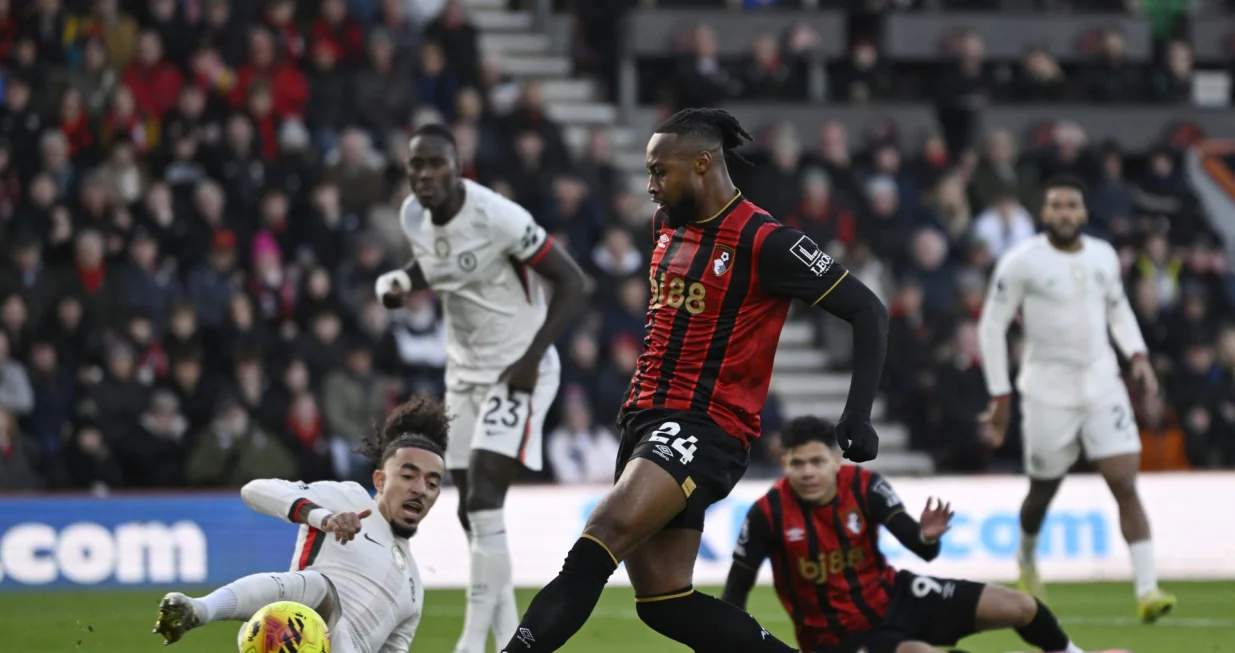 Soccer Football - Premier League - AFC Bournemouth v Chelsea - Vitality Stadium, Bournemouth, Britain - December 6, 2025 AFC Bournemouth's Antoine Semenyo scores their first goal REUTERS/Tony O Brien EDITORIAL USE ONLY. NO USE WITH UNAUTHORIZED AUDIO, VIDEO, DATA, FIXTURE LISTS, CLUB/LEAGUE LOGOS OR 'LIVE' SERVICES. ONLINE IN-MATCH USE LIMITED TO 120 IMAGES, NO VIDEO EMULATION. NO USE IN BETTING, GAMES OR SINGLE CLUB/LEAGUE/PLAYER PUBLICATIONS. PLEASE CONTACT YOUR ACCOUNT REPRESENTATIVE FOR FURTHER DETAILS../Foto: Tony O Brien