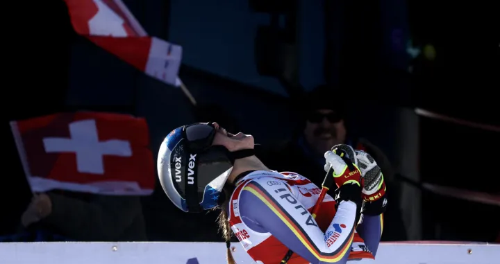 Alpine Skiing - FIS Alpine Ski World Cup - Women's Downhill - St. Moritz, Switzerland - December 13, 2025 Germany's Emma Aicher reacts after her run REUTERS/Stefan Wermuth/Foto: Stefan Wermuth