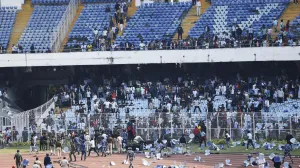 Soccer Football - Argentine soccer star Lionel Messi on a whirlwind tour of India - Vivekananda Yuva Bharati Krirangan, Kolkata, India - December 13, 2025 Riot police is deployed as disappointed fans throw chairs on the field after Argentine soccer star Lionel Messi leaves the stadium REUTERS/Sahiba Chawdhary/Foto: Sahiba Chawdhary