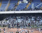 Soccer Football - Argentine soccer star Lionel Messi on a whirlwind tour of India - Vivekananda Yuva Bharati Krirangan, Kolkata, India - December 13, 2025 Riot police is deployed as disappointed fans throw chairs on the field after Argentine soccer star Lionel Messi leaves the stadium REUTERS/Sahiba Chawdhary/Foto: Sahiba Chawdhary